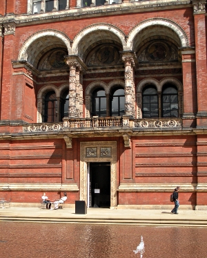 Victori & Albert Museum Courtyard London - Travel England